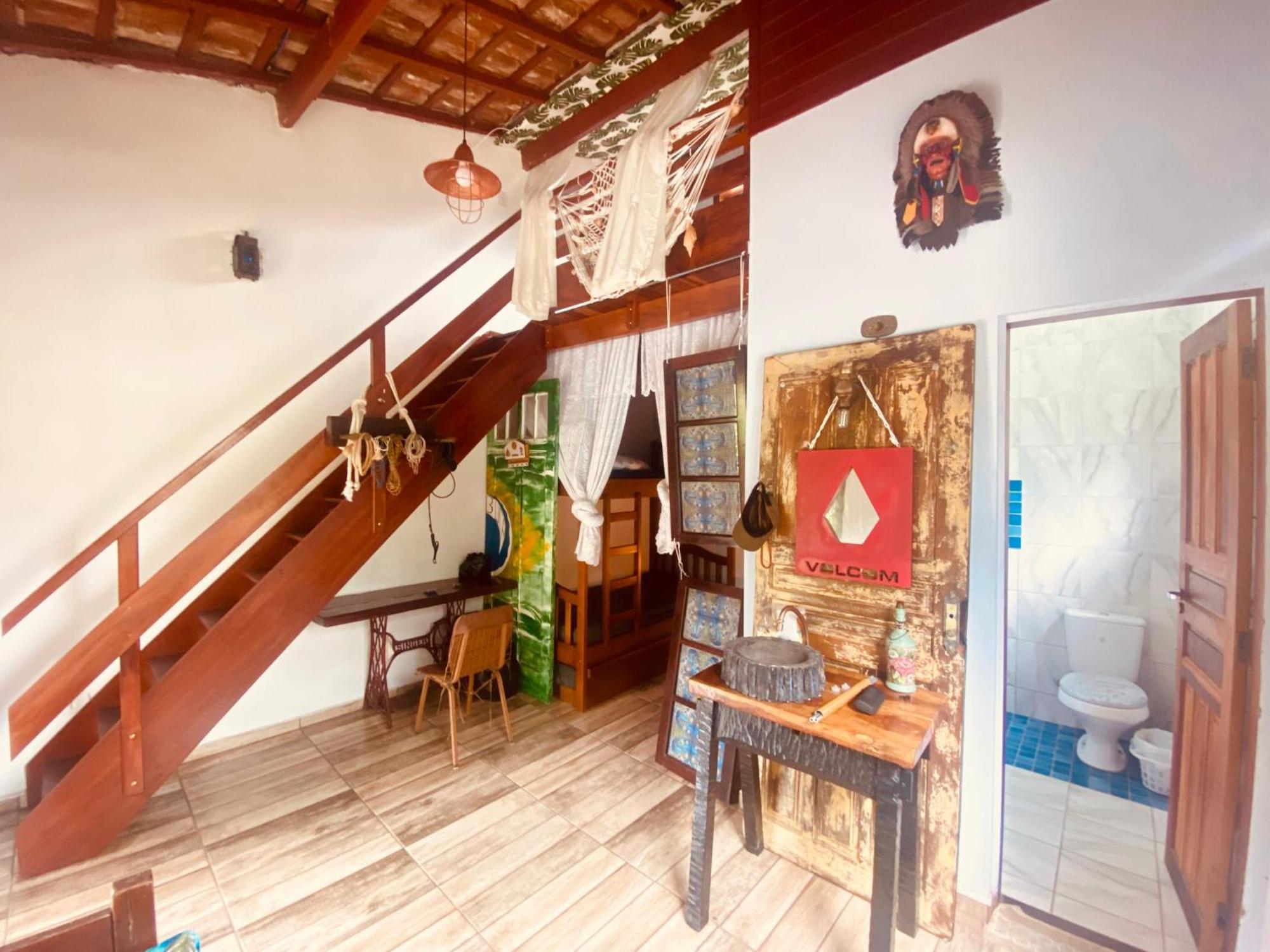 Ikaia Surf House Lodge *